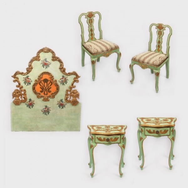 Garnitura decorata în maniera Rococo, formata din scaune, noptiere ?i tablie pentru pat
