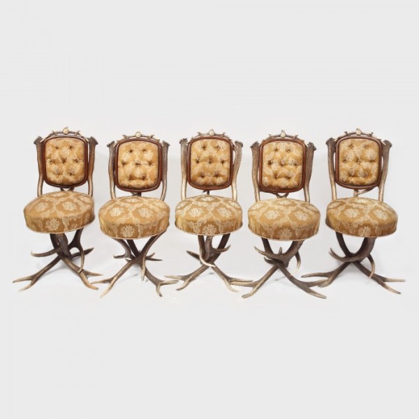 Garnitura formata din cinci scaune tapitate cu matase, decorate cu fragmente din coarne de cerb, sfâr?itul sec. XIX